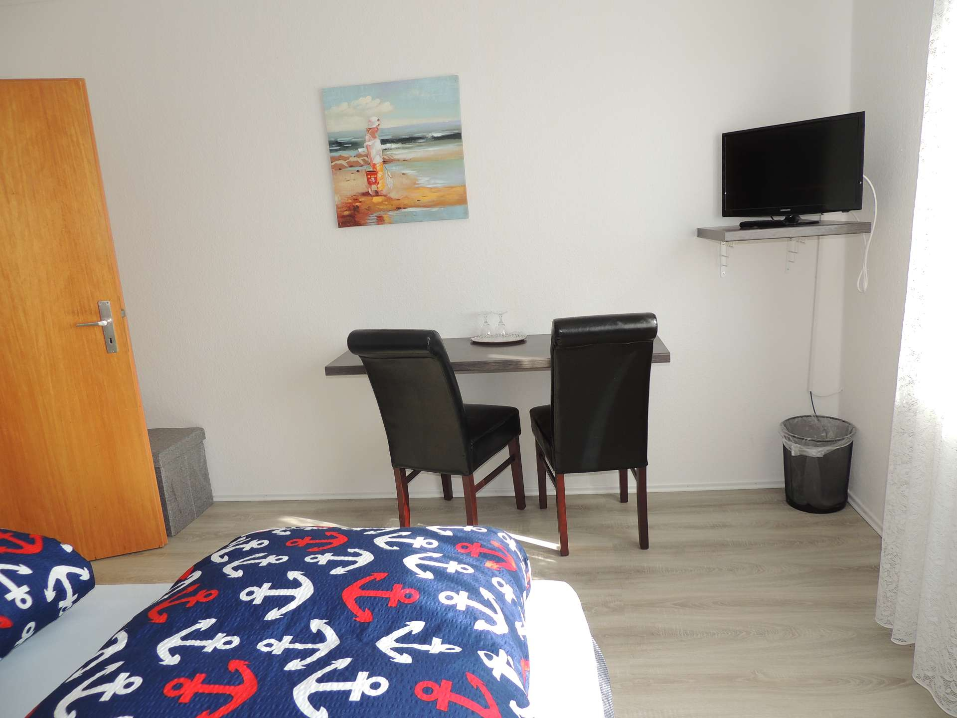Doppelzimmer Fußende Bett, Tisch mit zwei Stühlen, Fernseher