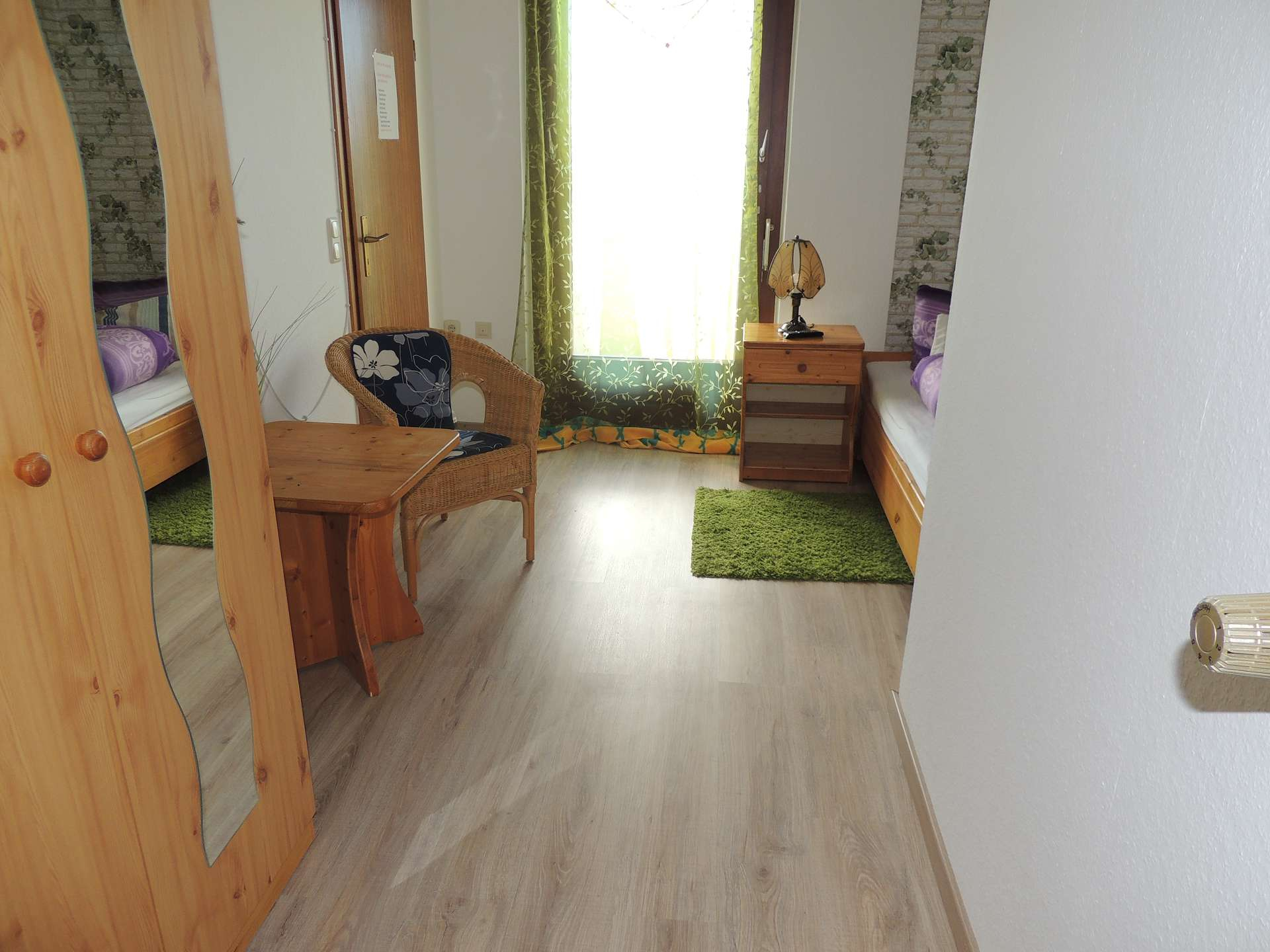 Eingangsbereich Einzelzimmer mit Schrank. Tisch und Stuhl