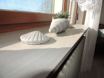 Muscheldeko auf Fensterbrett