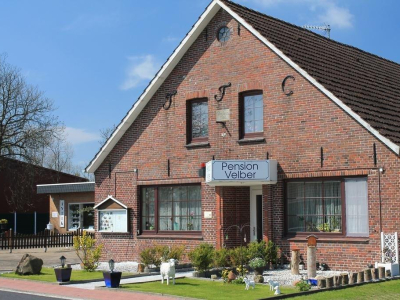 Pension Velber von außen mit Vorgarten