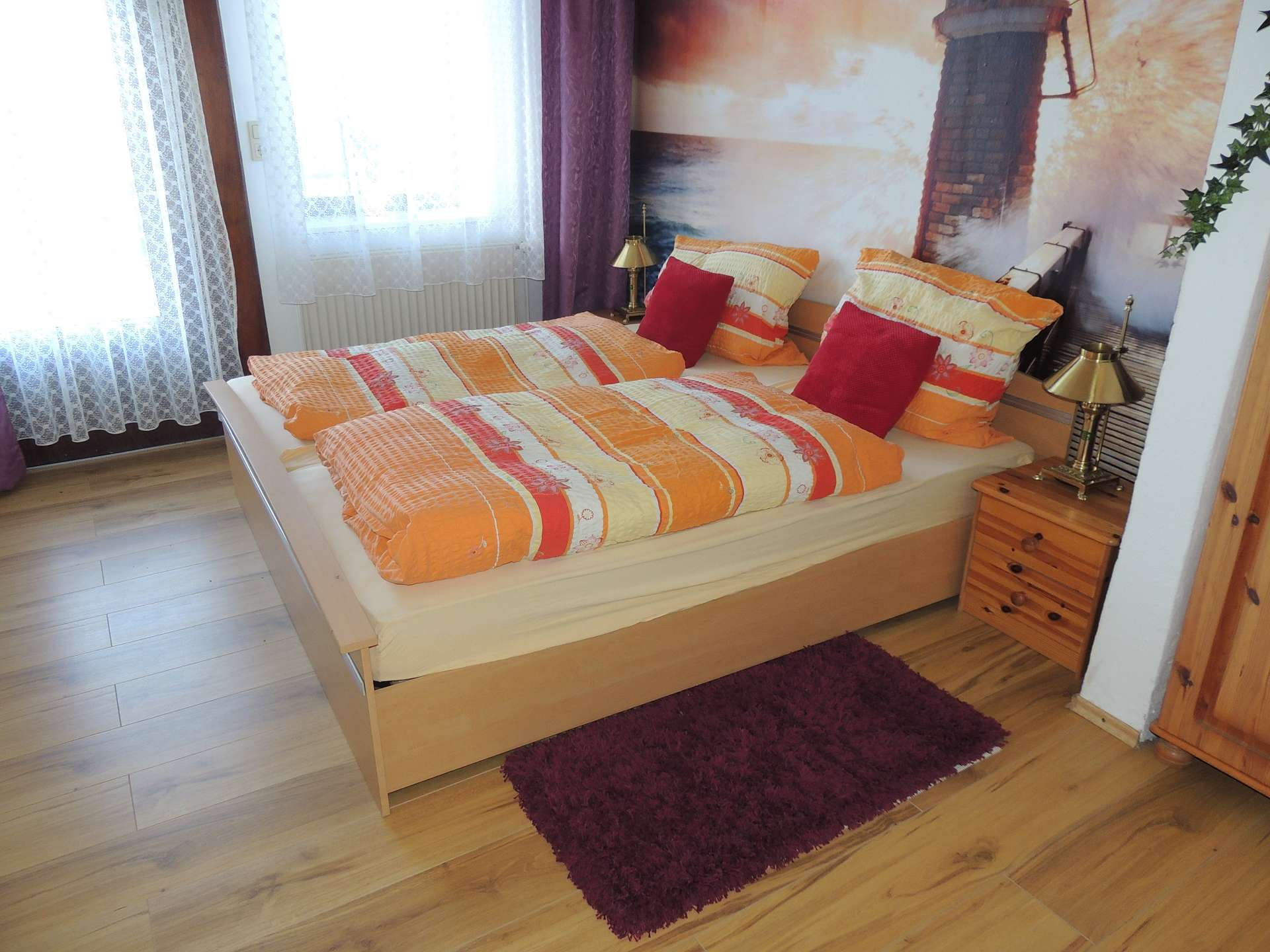 Doppelzimmer mit Fototapete, Bett mit Nachttisch