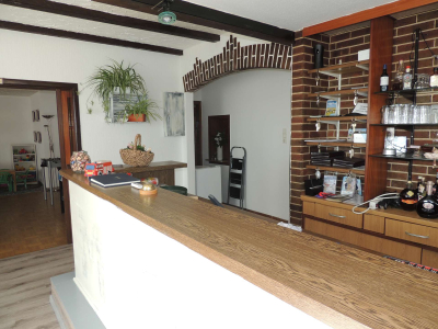 Bar mit Tresen und Wand mit Regalen