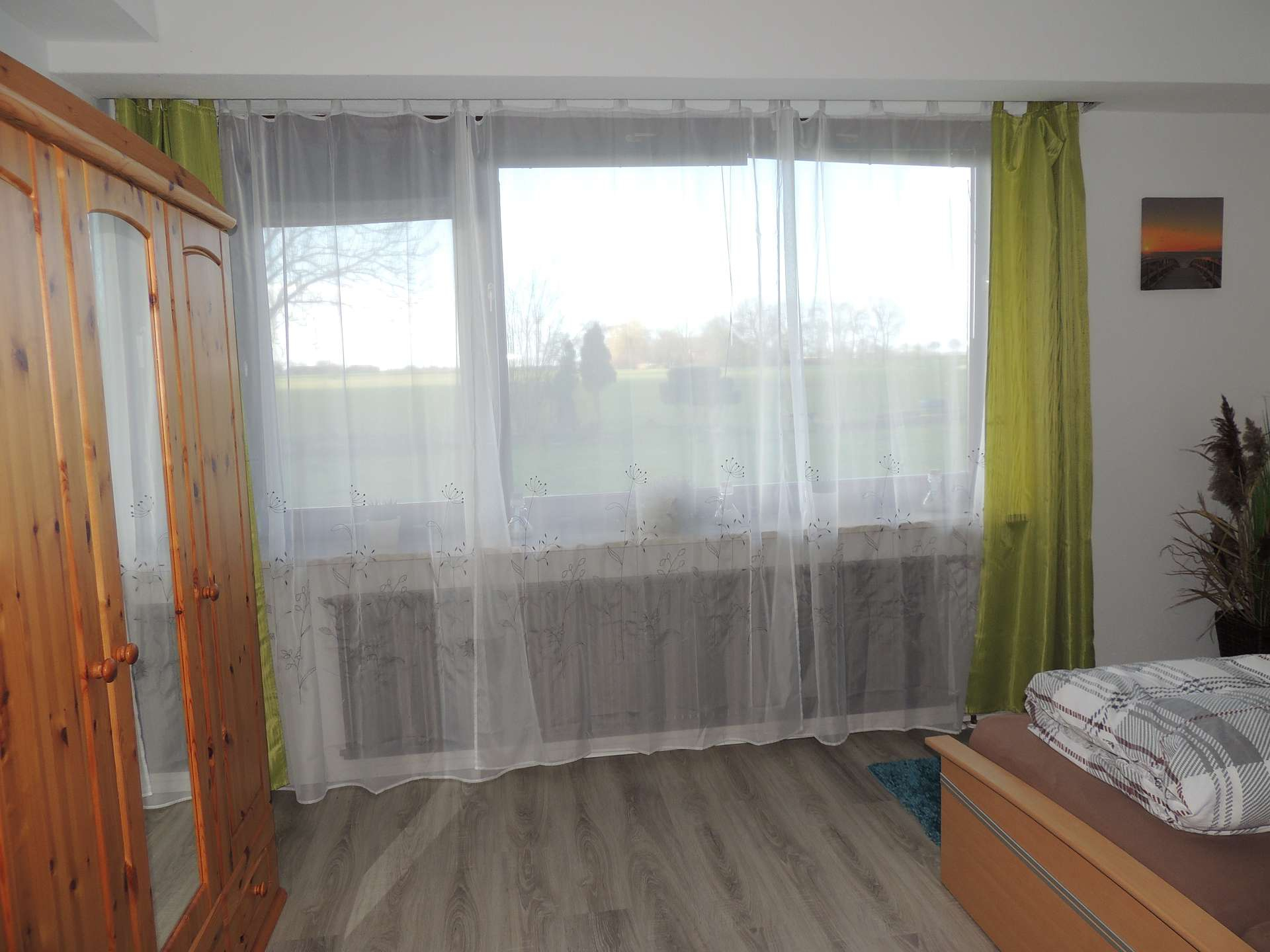 Familienzimmer - Aussicht aus Fenster zwischen Schrank und Bett