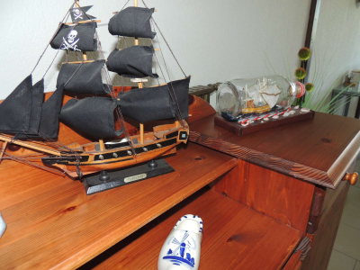 Holzkommode mit Modellbauschiff und Buddelschiff