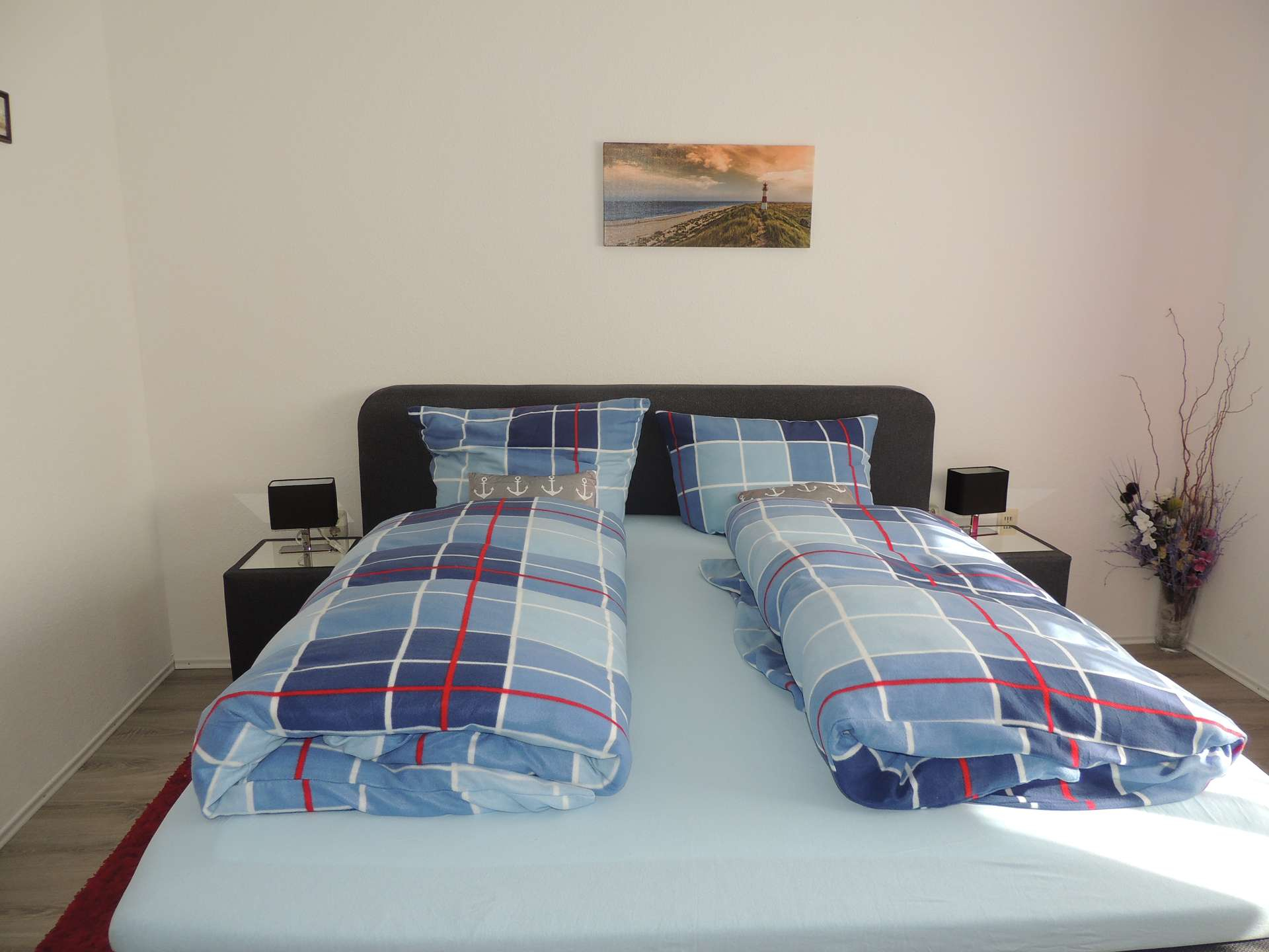 Doppelzimmer, Bett mit Nachttischen
